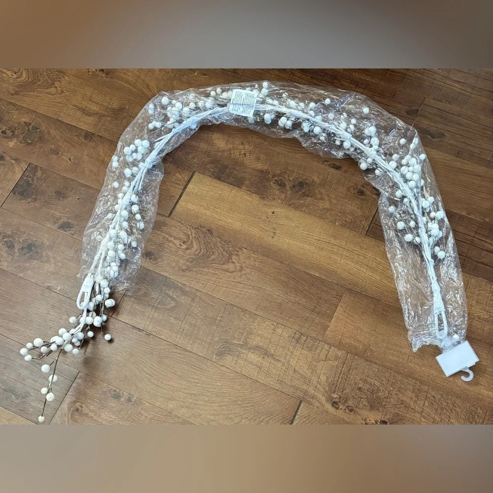 white faux berry Christmas garland NEW NWT 6 feet festive mantle Xmas